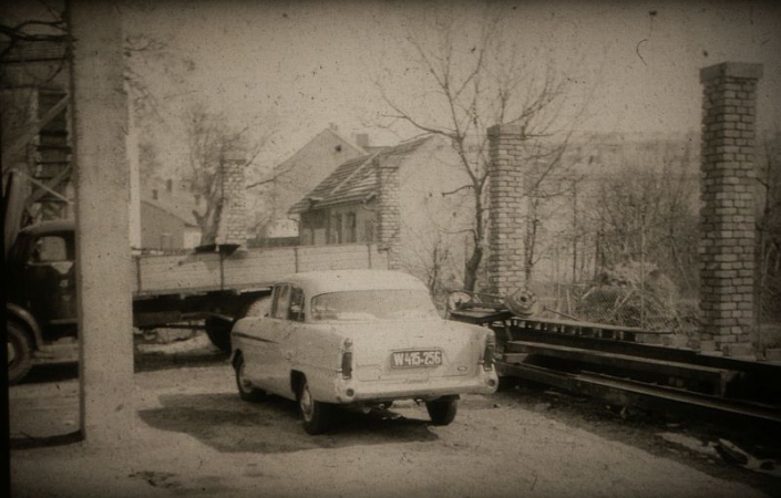 Auto Holzdorfer - historisches Bild Nr. 11 - im Hof der KFZ Werkstatt